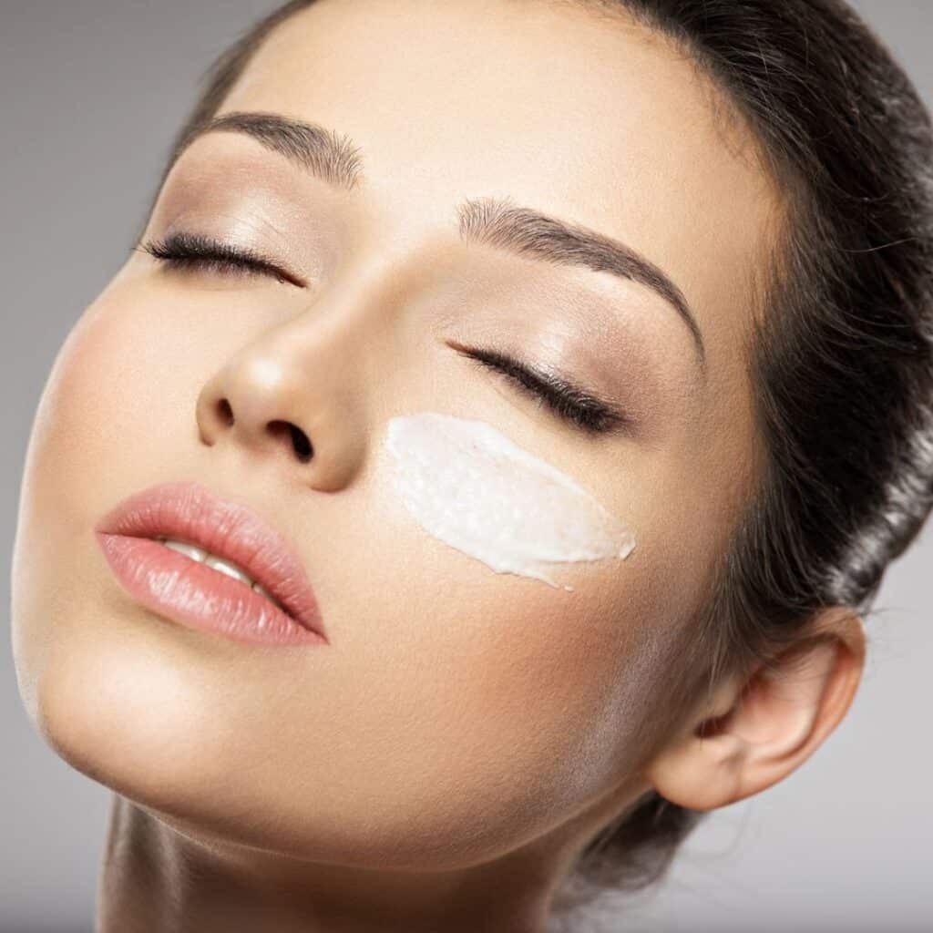 collageen creme op model vrouw
