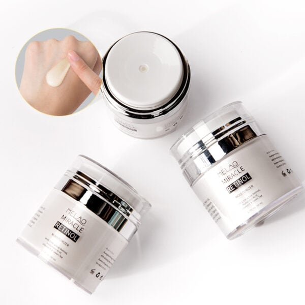 retinol creme 50 ml in een potje, getest op vrouwelijk model