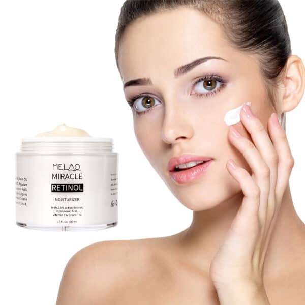 retinol creme 50 ml in een potje, getest op vrouwelijk model