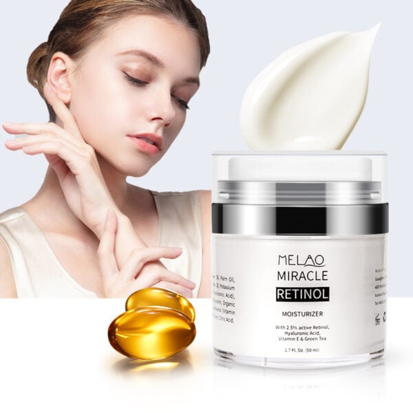 retinol creme 50 ml in een potje, getest op vrouwelijk model