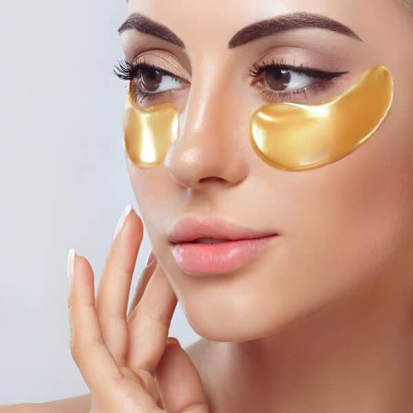 crystal collageen gezichtsmasker - goud masker gezichtsverzorging - op vrouwelijk model