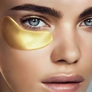 crystal collageen gezichtsmasker - goud masker gezichtsverzorging - op vrouwelijk model